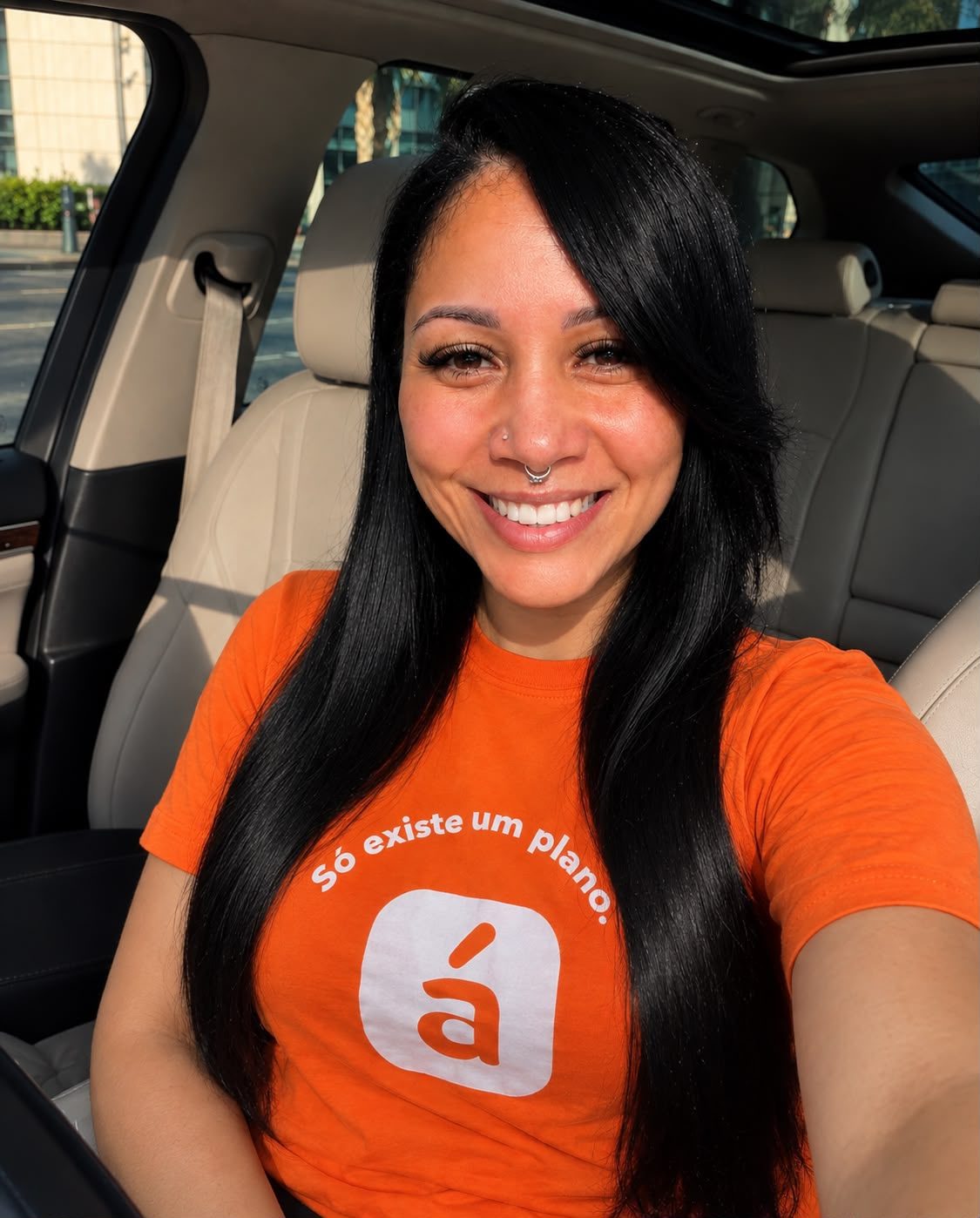Rafaelle Pimentel com a camiseta laranja da Álamo Benefícios